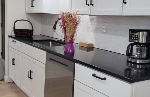 Lansing Casa | Charming 3-bedroom townhome with WiFi and AC in Lansing