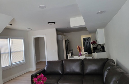 Lansing Casa | Charming 3-bedroom townhome with WiFi and AC in Lansing