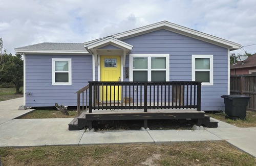 Aransas Pass Cabaña | Charming 3-bedroom cottage in serene Aransas Pass with AC, WiFi