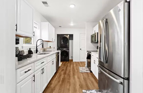 Drayton Plains Casa | Charming 3-bedroom house in Auburn Hills with AC, WiFi