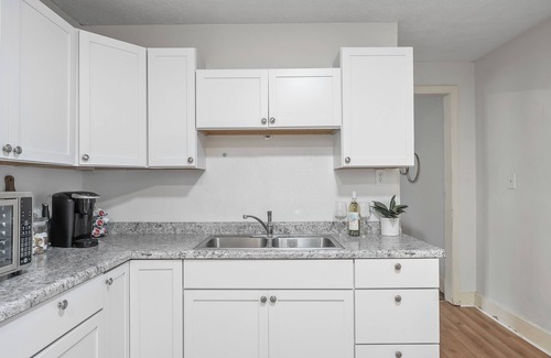 Battle Creek Apartamento | Charming 3-bedroom apartment with AC - Walking Distance to Downtown!