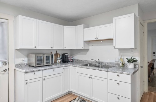 Battle Creek Apartamento | Charming 3-bedroom apartment with AC - Walking Distance to Downtown!