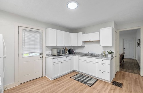 Battle Creek Apartamento | Charming 3-bedroom apartment with AC - Walking Distance to Downtown!