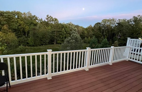 Burtonsville Casa | Charming 3-bedroom townhome in Burtonsville with a great view