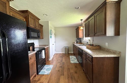 Cross Plains Casa | Charming 3-bedroom house in quaint Cross Plains. A peaceful retreat for friends.