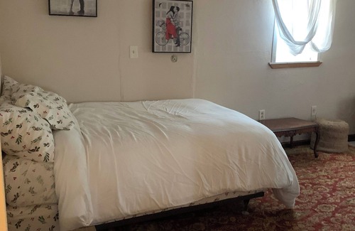 Crystal City Casa | Charming 3-bedroom house with WiFi and AC in Crystal City, TX