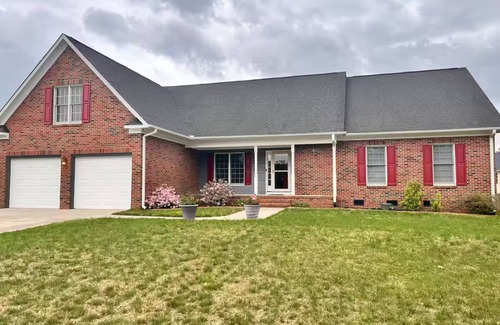 Pine Forest Casa | Charming 3-bedroom house with WiFi, AC in welcoming Fayetteville