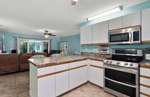 Lakewood Park Casa | Charming 3-bedroom house/ lake, huge backyard, WiFi, fishing, 10 mins from beach