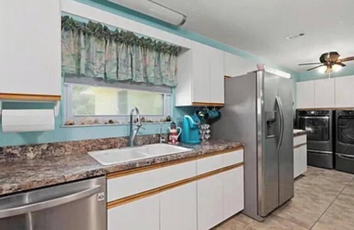 Lakewood Park Casa | Charming 3-bedroom house/ lake, huge backyard, WiFi, fishing, 10 mins from beach