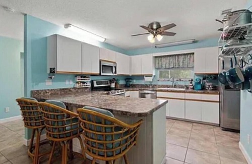 Lakewood Park Casa | Charming 3-bedroom house/ lake, huge backyard, WiFi, fishing, 10 mins from beach