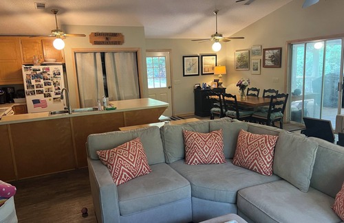 Gainesville Cabina | Charming 3-bedroom family cabin on the lake with dock, screened porch, & wi-fi!