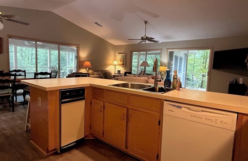 Gainesville Cabina | Charming 3-bedroom family cabin on the lake with dock, screened porch, & wi-fi!