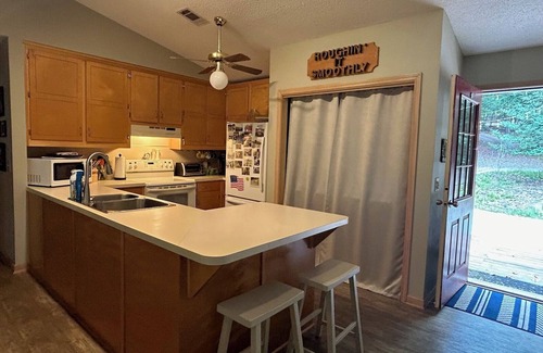 Gainesville Cabina | Charming 3-bedroom family cabin on the lake with dock, screened porch, & wi-fi!