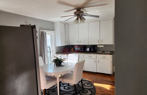 Grand Rapids Apartamento | Charming 3-bedroom apartment in lovely Grand Rapids walk to downtown.