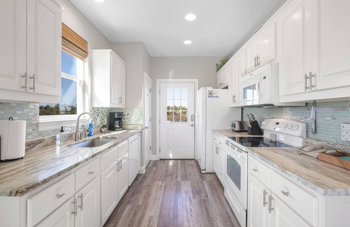 Morgantown Casa | Charming 3-bedroom house, beach access, pools, pickleball courts!