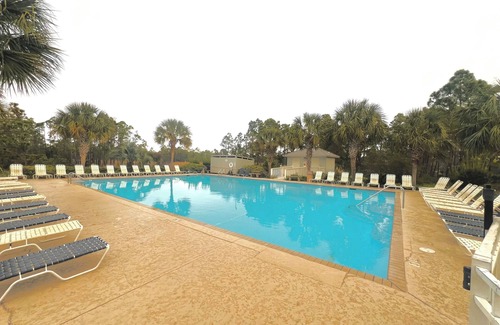 Morgantown Casa | Charming 3-bedroom house, beach access, pools, pickleball courts!
