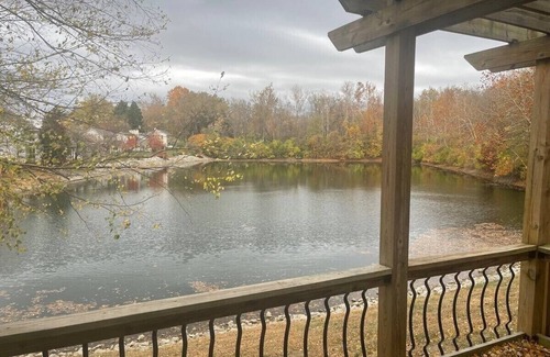 Wayne Condominio | Charming 3-bedroom condo with water view in wonderful Eagle Creek Indiana