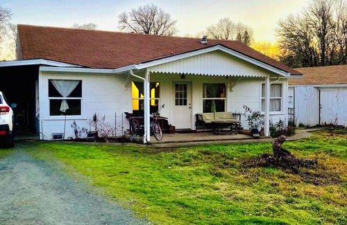 Laytonville Casa | Charming 3-bedroom house with Sauna, WIFI, fenced yard, lots of free parking.