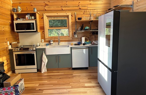 Madisonville Cabina | Charming 3-bedroom cabin with WiFi, AC in serene countryside