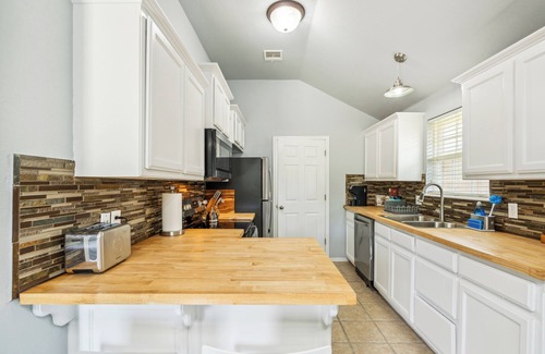 Midwest City Casa | Charming 3-bedroom house with WiFi and AC in Midwest City