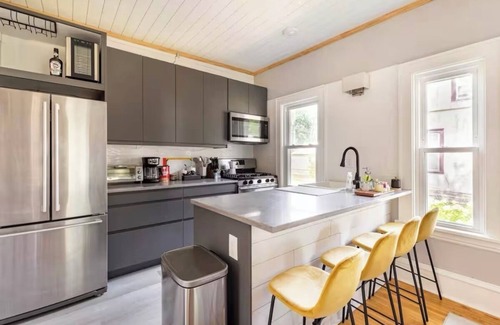 Corcoran Casa | Charming 3-bedroom house with AC, Sauna, and WiFi in Minneapolis