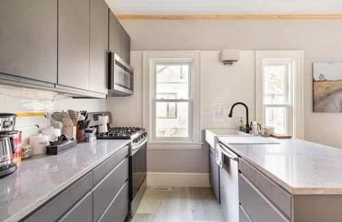 Corcoran Casa | Charming 3-bedroom house with AC, Sauna, and WiFi in Minneapolis