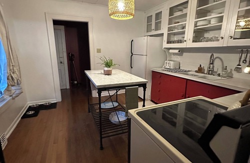 New Buffalo Cabaña | Charming 3-bedroom cottage New Buffalo Walk to Downtown and Beach -Pets allowed