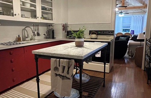 New Buffalo Cabaña | Charming 3-bedroom cottage New Buffalo Walk to Downtown and Beach -Pets allowed