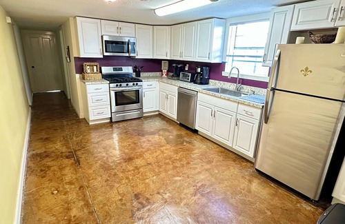 East Carrollton Casa | Charming 3-bedroom house with WiFi and AC in enchanting New Orleans
