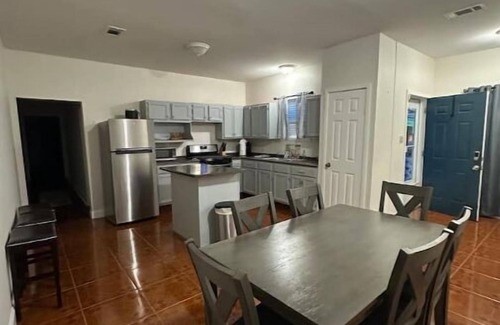 East Riverside Casa | Charming 3-bedroom house in welcoming New Orleans with WiFi, AC