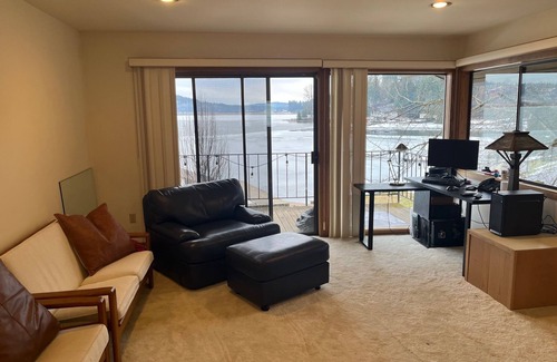 Newman Lake Cabina | Charming 3-bedroom cabin with WiFi and AC On Newman Lake