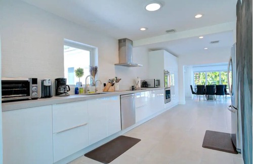 Central Business District Casa | Charming 3-bedroom bungalow with Heated pool in Oakland Park/ Fort Lauderdale.