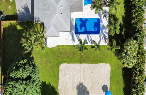 Central Business District Casa | Charming 3-bedroom bungalow with Heated pool in Oakland Park/ Fort Lauderdale.
