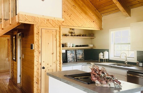 Nambe Pueblo Cabina | Charming 3-bedroom cabin with WiFi, AC in peaceful Ojo Caliente