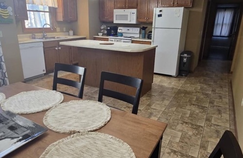 Prudenville Casa | Charming 3-bedroom, 2-bath house with WiFi and AC near Houghton Lake