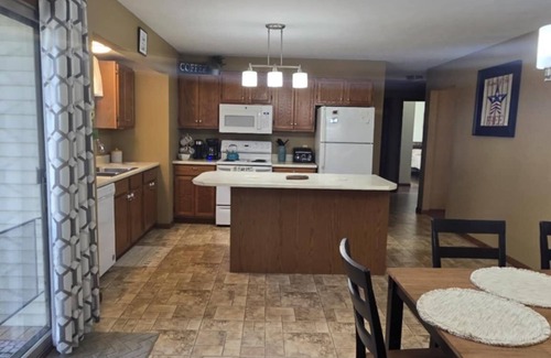 Prudenville Casa | Charming 3-bedroom, 2-bath house with WiFi and AC near Houghton Lake