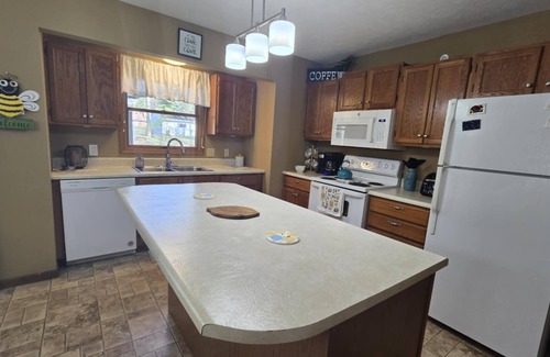 Prudenville Casa | Charming 3-bedroom, 2-bath house with WiFi and AC near Houghton Lake