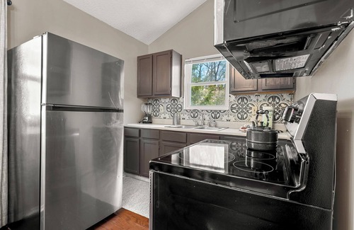 Sevierville Cabina | Charming 3-bedroom cabin with hot tub and stunning views in serene Sevierville