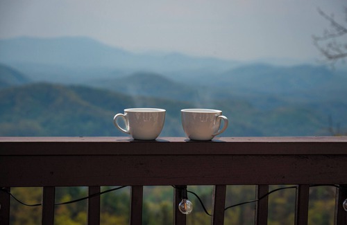 Sevierville Cabina | Charming 3-bedroom cabin with hot tub and stunning views in serene Sevierville