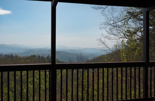 Sevierville Cabina | Charming 3-bedroom cabin with hot tub and stunning views in serene Sevierville