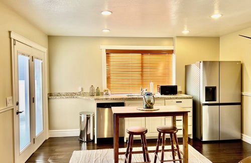 South Ogden Casa | Charming 3-bedroom house! 15 mins to Ski resorts or trails for hiking.