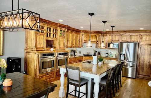 South Ogden Casa | Charming 3-bedroom house! 15 mins to Ski resorts or trails for hiking.