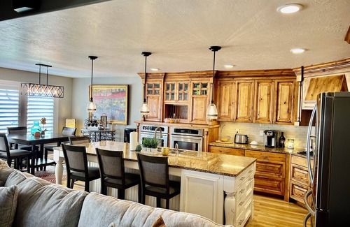 South Ogden Casa | Charming 3-bedroom house! 15 mins to Ski resorts or trails for hiking.