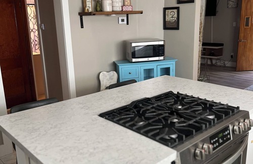 Seelyville Casa | Charming 3-bedroom bungalow with AC, WiFi in delightful Terre Haute