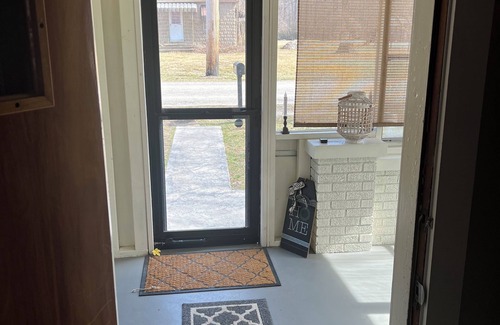 Seelyville Casa | Charming 3-bedroom bungalow with AC, WiFi in delightful Terre Haute