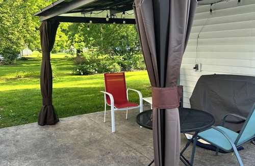 Seelyville Casa | Charming 3-bedroom bungalow with AC, WiFi in delightful Terre Haute