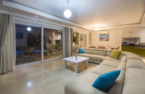Uzumlu Casa | Encantadora villa de 3 dormitorios con piscina infinita aislada y piscina cubierta climatizada