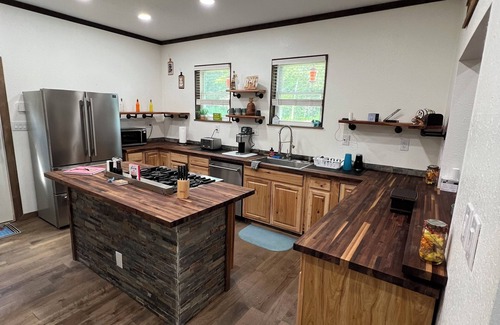 Pikeville Casa | Charming 3-BR Cabin/House, Pool, creek, 35Acres with Fiber Internet in Pikeville