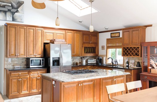Greenwood Lake Casa | Charming 3-BR house: Lake Views, Firepit, Ping Pong, & Kayaks in Greenwood Lake