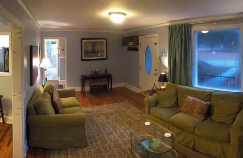 Rosewood Casa | Charming 3 BR park-side Home w/ King bed, WiFi, Full Kitchen & Fenced backyard